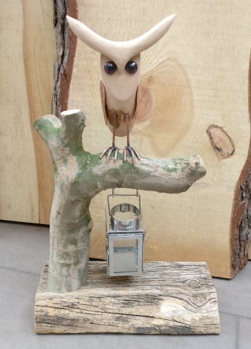 Holzeulen auf Kupferbeinen