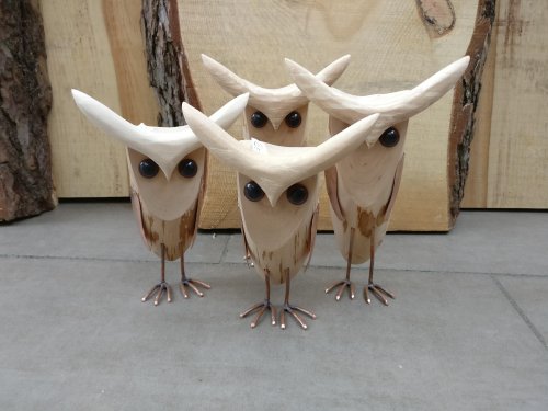 Holzeulen auf Kupferbeinen