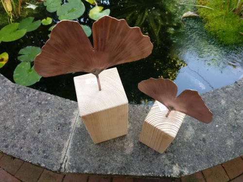 Gingoblätter auf Holzsäule