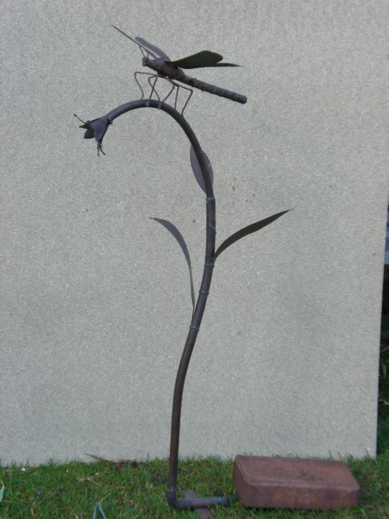 Libelle auf Pflanzenstengel (groß)