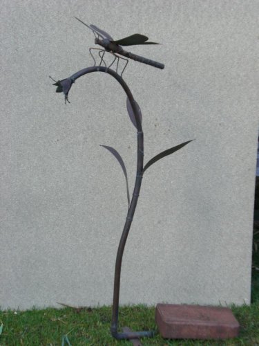 Libelle auf Pflanzenstengel (groß)